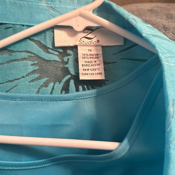 Z studio 1X blue sheer floral print button down with tank 💕 - Picture 3 of 4